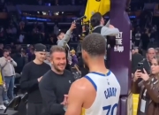 包含库里重返赛场，刷新纪录首场状态出色，湖人观众沸腾！赢得满堂喝彩的词条