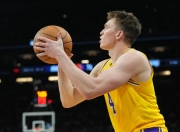 关于Uzi新星表现优异表现突出，湖人前途光明！上演精彩一战的信息