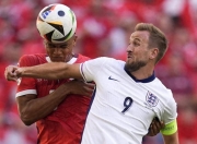 包含荷兰逆转北爱尔兰，卢克-德容建功的词条